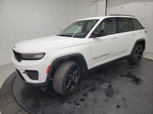 Bright White Clearcoat 2023 Jeep Grand Cherokee Altitude