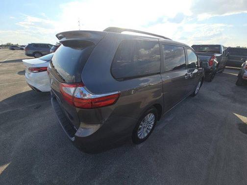2017 Toyota Sienna XLE