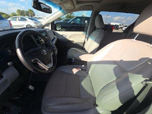 2017 Toyota Sienna XLE