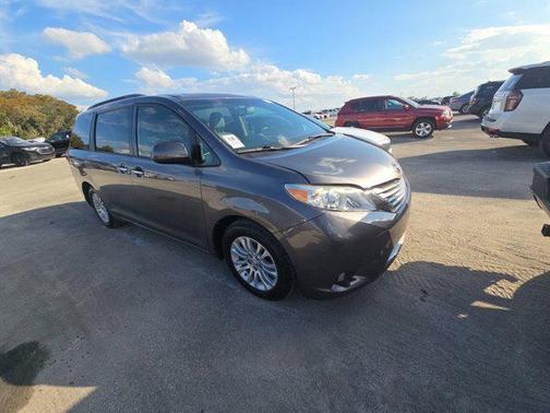 2017 Toyota Sienna XLE