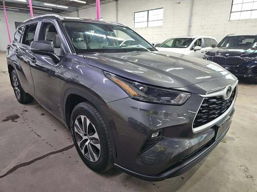 Magnetic Gray Metallic 2023 Toyota Highlander XLE
