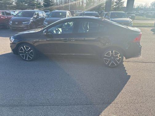 Onyx Black Metallic 2018 Volvo S60 T5 Dynamic