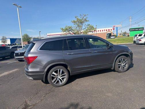 Modern Steel Metallic 2017 Honda Pilot Elite