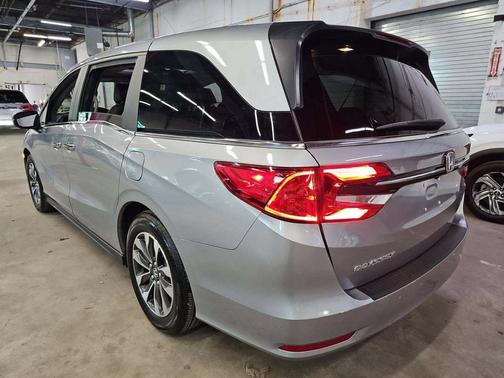 Lunar Silver Metallic 2024 Honda Odyssey EX-L