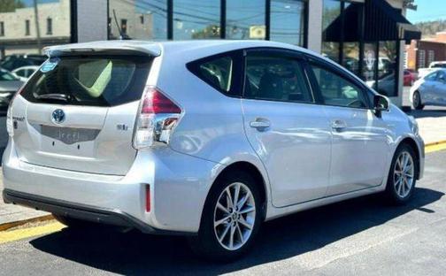 2017 Toyota Prius v Five