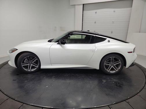 Everest White Pearl Tricoat/Super Black 2024 Nissan Z Sport Auto