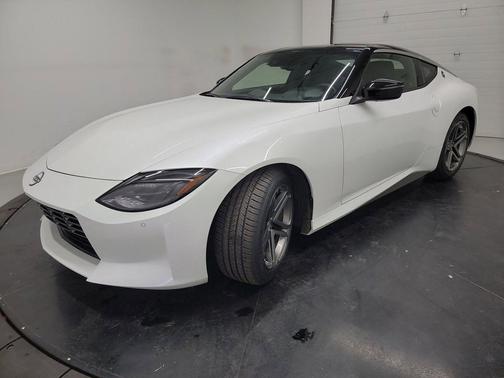 Everest White Pearl Tricoat/Super Black 2024 Nissan Z Sport Auto