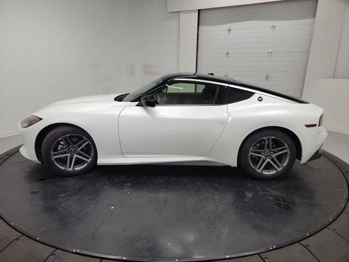 Everest White Pearl Tricoat/Super Black 2024 Nissan Z Sport Auto