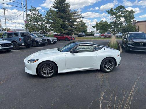 Everest White Pearl Tricoat/Super Black 2024 Nissan Z Sport Auto