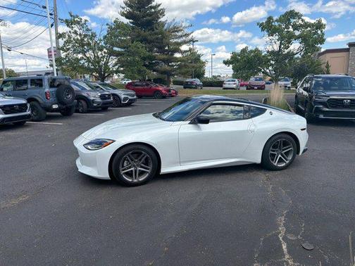 Everest White Pearl Tricoat/Super Black 2024 Nissan Z Sport Auto