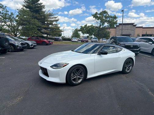 Everest White Pearl Tricoat/Super Black 2024 Nissan Z Sport Auto