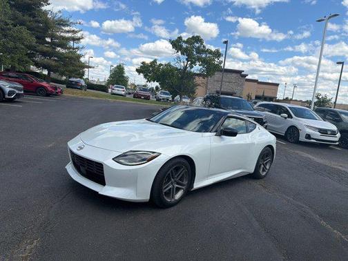 Everest White Pearl Tricoat/Super Black 2024 Nissan Z Sport Auto