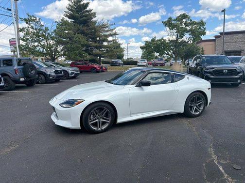 Everest White Pearl Tricoat/Super Black 2024 Nissan Z Sport Auto