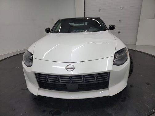 Everest White Pearl Tricoat/Super Black 2024 Nissan Z Sport Auto