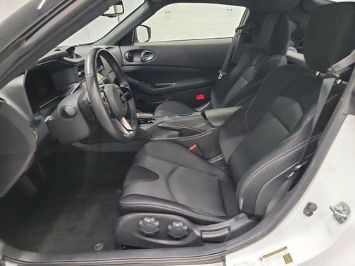 Everest White Pearl Tricoat/Super Black 2024 Nissan Z Sport Auto