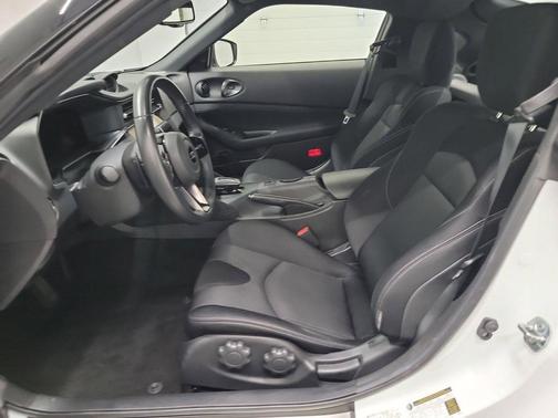 Everest White Pearl Tricoat/Super Black 2024 Nissan Z Sport Auto