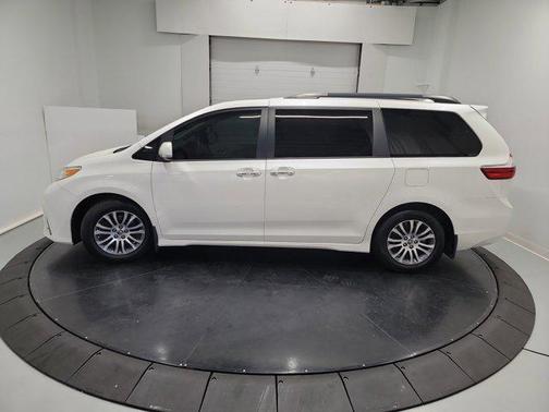 2018 Toyota Sienna XLE