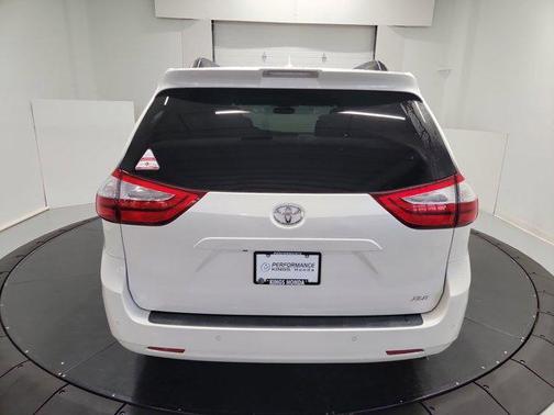 2018 Toyota Sienna XLE