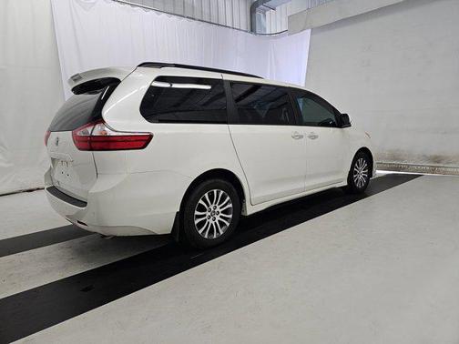 2018 Toyota Sienna XLE