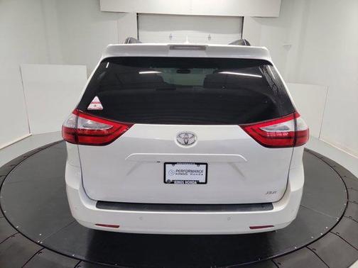 2018 Toyota Sienna XLE
