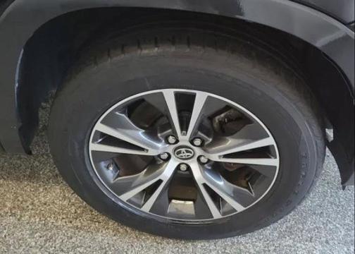 Midnight Black Metallic 2019 Toyota Highlander LE