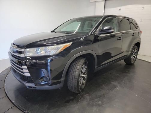Midnight Black Metallic 2019 Toyota Highlander LE