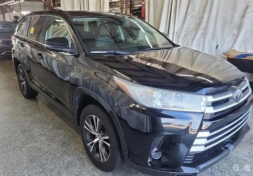 Midnight Black Metallic 2019 Toyota Highlander LE