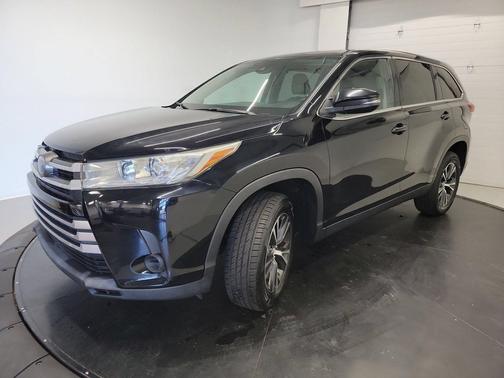 Midnight Black Metallic 2019 Toyota Highlander LE