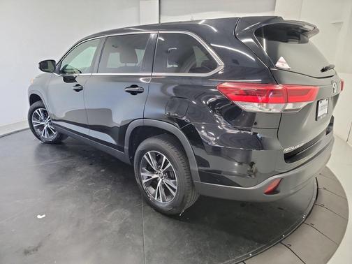 Midnight Black Metallic 2019 Toyota Highlander LE