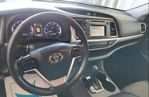 Midnight Black Metallic 2019 Toyota Highlander LE