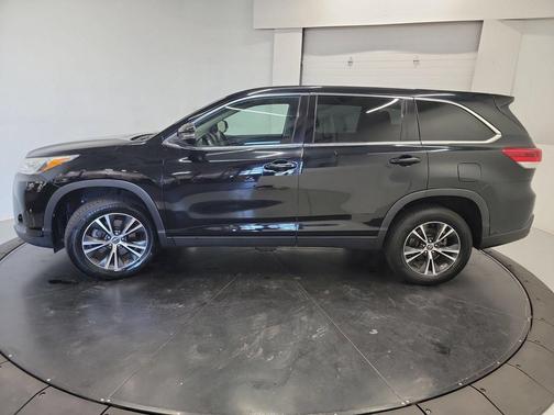 Midnight Black Metallic 2019 Toyota Highlander LE