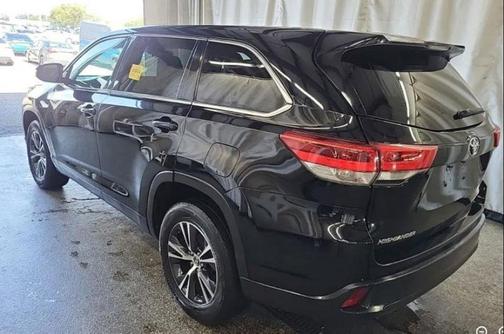 Midnight Black Metallic 2019 Toyota Highlander LE