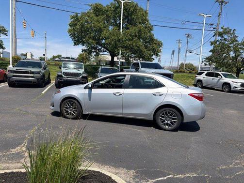Classic Silver Metallic 2017 Toyota Corolla SE