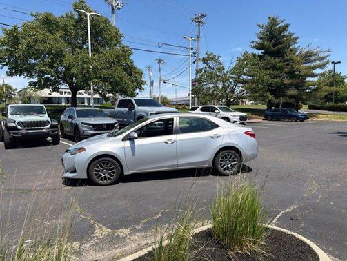 Classic Silver Metallic 2017 Toyota Corolla SE