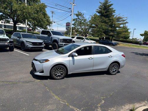 Classic Silver Metallic 2017 Toyota Corolla SE