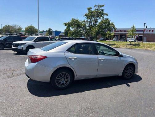 Classic Silver Metallic 2017 Toyota Corolla SE