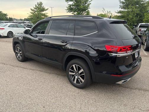 Deep Black Pearl 2022 Volkswagen Atlas 2.0T SE