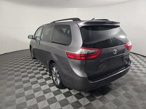 2020 Toyota Sienna XLE