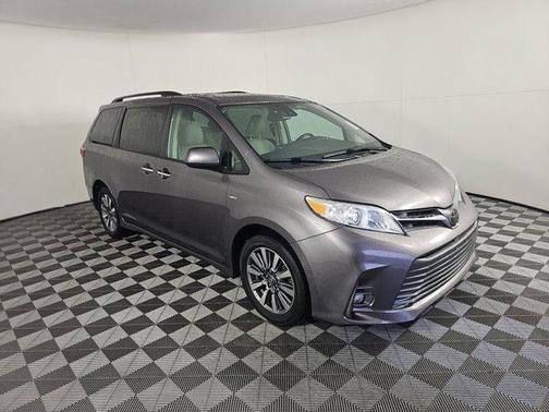 2020 Toyota Sienna XLE