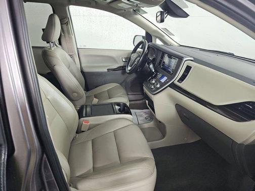 2020 Toyota Sienna XLE