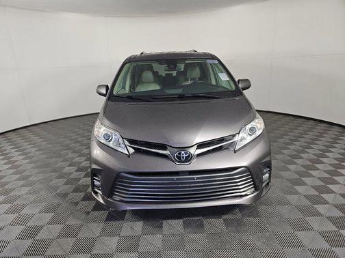 2020 Toyota Sienna XLE