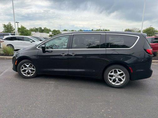 Brilliant Black Crystal Pearlcoat 2017 Chrysler Pacifica Touring