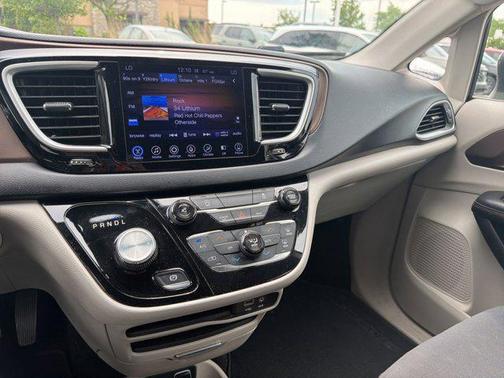 Brilliant Black Crystal Pearlcoat 2017 Chrysler Pacifica Touring
