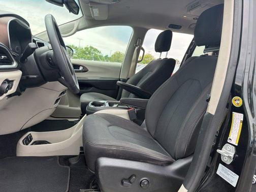 Brilliant Black Crystal Pearlcoat 2017 Chrysler Pacifica Touring