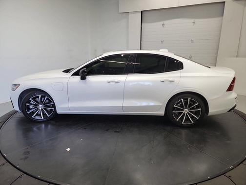 Crystal White Metallic 2023 Volvo S60 Recharge Plug-In Hybrid T8 Core Dark Theme