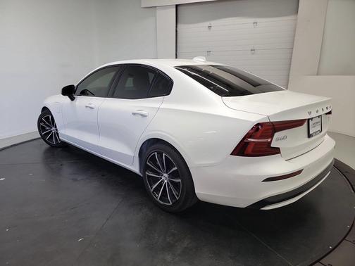 Crystal White Metallic 2023 Volvo S60 Recharge Plug-In Hybrid T8 Core Dark Theme