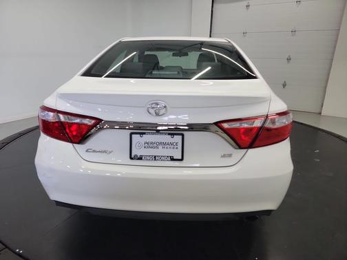Super White 2017 Toyota Camry SE