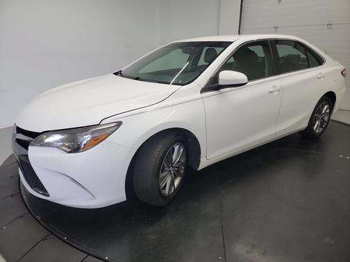 Super White 2017 Toyota Camry SE