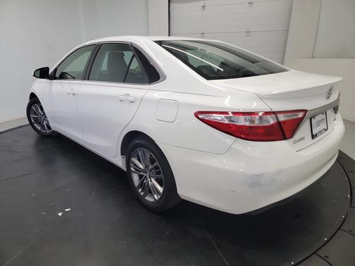 Super White 2017 Toyota Camry SE