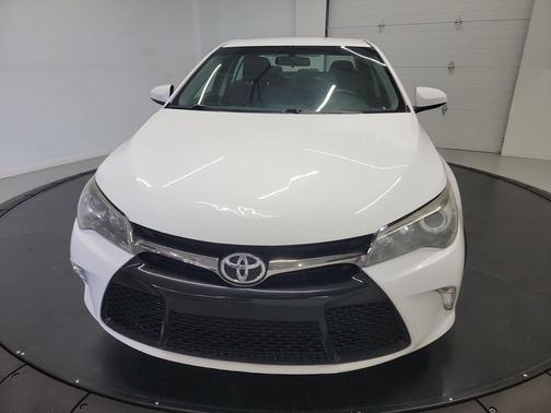 Super White 2017 Toyota Camry SE